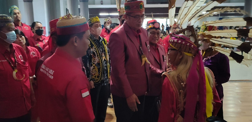 Sebanyak 62 Pengurus Dewan Adat Dayak Kutai Timur (DAD) Kabupaten Kutai Timur (Kutim) periode 2022-2027, pada Kamis (21/7/2022) secara resmi dilantik oleh Ketua DAD Provinsi Kalimantan Timur (Kaltim) Zainal Arifin.