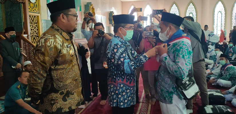 Ardiansyah Sulaiman memberangkatkan 83 Calon Jamaah Haji, menuju embarkasi haji Batakan, Balikpapan.