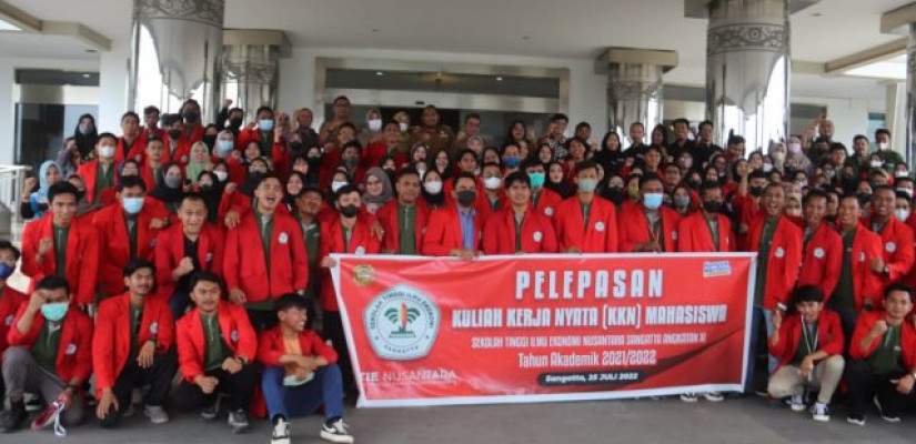 Bupati Kutim Ardiansyah Sulaiman melepas keberangkatan ratusan mahasiswa Sekolah Tinggi Ilmu Ekonomi (STIE) Nusantara Sangatta.