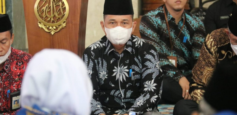 Ketua DPRD Kutim Joni, S.Sos ikut melepas kebetangkatan 83 calon jemaah haji dari Masjid Agung Al Faruq, Komplek Islamic Center.