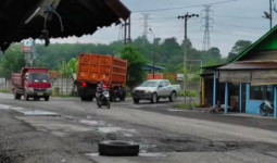 Truk Pengangkut Batu Bara Ilegal Bebas Melintas di Jalan Nasional