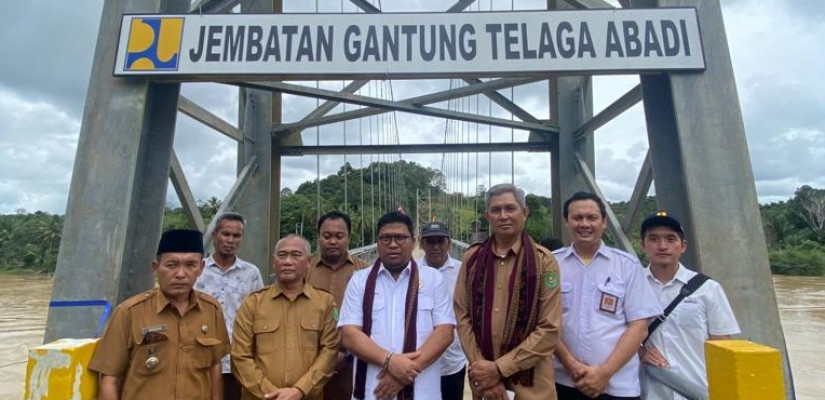 Peresmian Jembatan Gantung yang menghubungkan Desa Telaga dengan Desa Sumber Makmur.