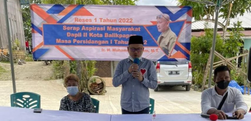 Anggota DPRD Kaltim Dapil Balikpapan, Muhammad Adam Sinte menyerahkan laporan hasil reses atau aspirasi anggota DPRD Provinsi Kalimantan timur masa sidang II tahun 2022.