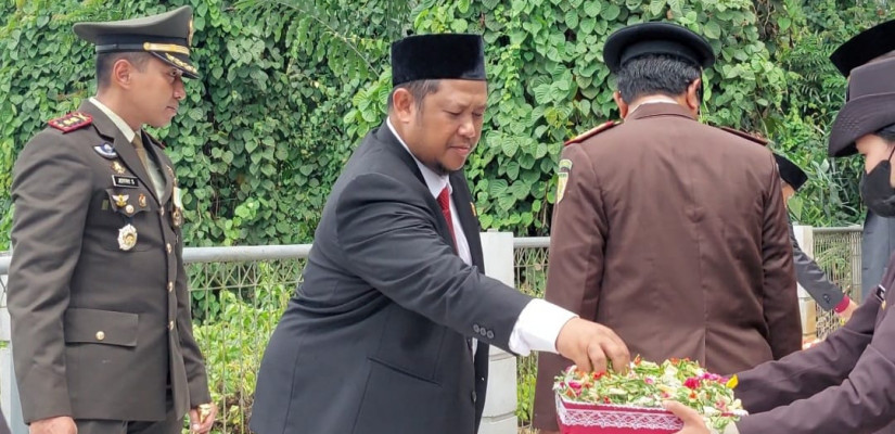 Ketua Dewan Perwakilan Rakyat Daerah (DPRD) Kutai Kartanegara (Kukar), Abdul Rasid, melaksanakan ziarah dan tabur bunga di Taman Makan Pahlawan.