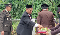 Kenang Jasa Pahlawan, Ketua DPRD Kukar Ziarah dan Tabur Bunga di TMP