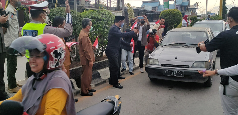 Pemerintah Kabupaten Kabupaten Kutai Timur (Kutim) turut mendukung Gerakan Pembagian 10 Juta Bendera Merah Putih.