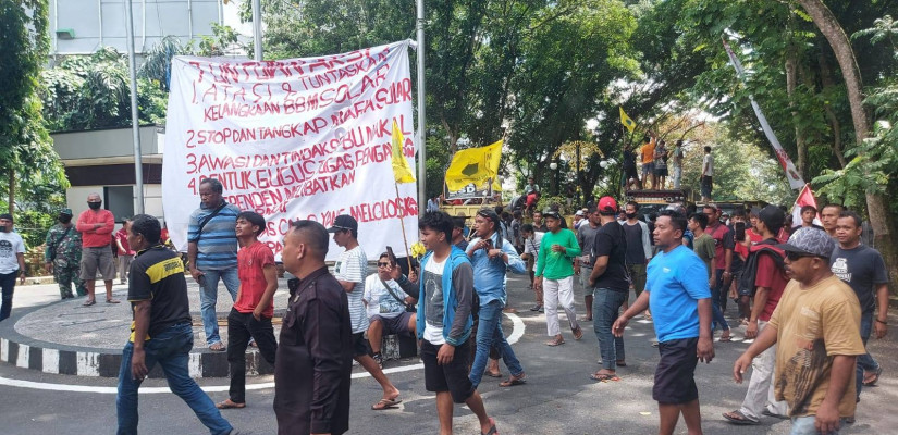 Suasana aksi demo sopir truk di depan Balaikota Samarinda pada Rabu (29/8/2022). Sumber: Istimewa