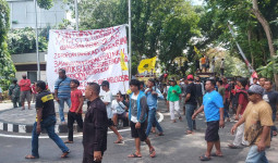 Sopir Truk di Samarinda Demo Kelangkaan Solar Hingga Syarat Uji KIR