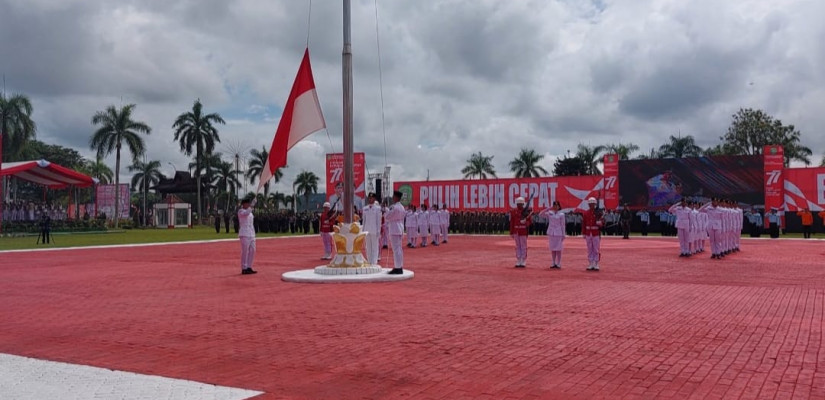 Firnadi Ikhsan mengapresiasi Pasukan Pengibar Bendera Pusaka (Paskibraka) Kukar, yang telah sukses melakaksanakan tugas pada upacara pengibaran bendera merah putih yang digelar di halaman Kantor Bupati Kukar