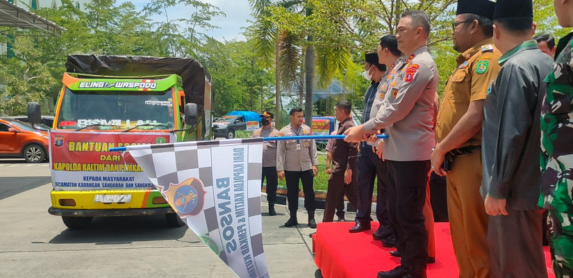 Bersama Pemkab Kutim, Kapolda Kaltim Salurkan 1800 Paket Sembako ke 18 Kecamatan