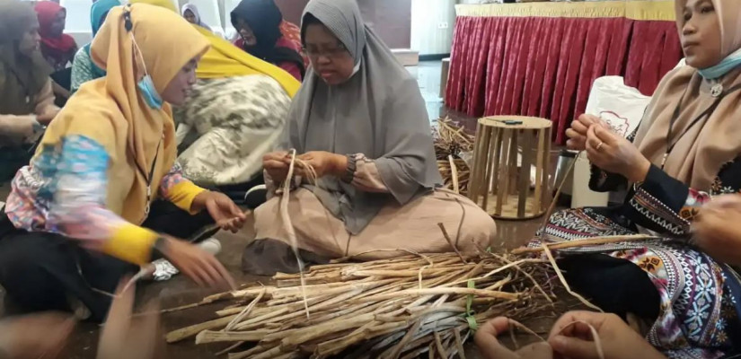 Disprindag Kutim bekerjasama dengan Dekranasda Kutim, menggelar pelatihan kerajinan kayu dalam upaya peningkatan kreativitas dan peluang usaha masyarakat.