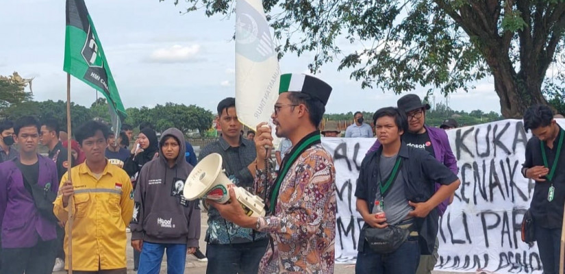 Aksi demo di depan gedung Dewan Perwakilan Rakyat Daerah (DPRD) Kutai Kartanegara (Kukar), pada (6/9/2022).