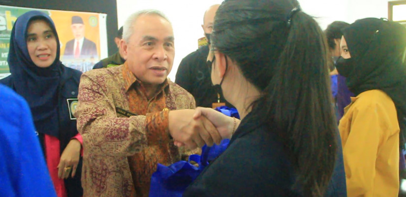 Gubernur Serahkan Secara Simbolis Bantuan Sembako untuk Mahasiswa asal Mahulu di Samarinda