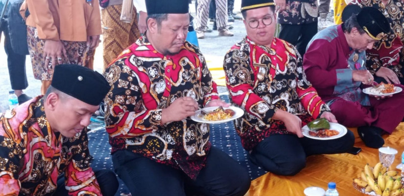 Ketua DPRD Kukar, Abdul Rasid bersama Wakil Bupati Kukar, Rendi Solihin.