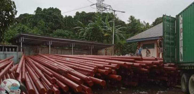 Tiang listrik untuk pembangunan jaringan listrik di Desa Tanjung Batuq Harapan.
