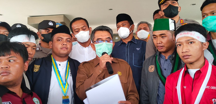 Pengunjuk rasa langsung diterima oleh Bupati Kutim Ardiansyah Sulaiman, Sekkab Kutim Rizali Hadi, Wakil Ketua DPRD Kutim Arfan dan Kapolres Kutim AKBP Anggoro Wicaksono.