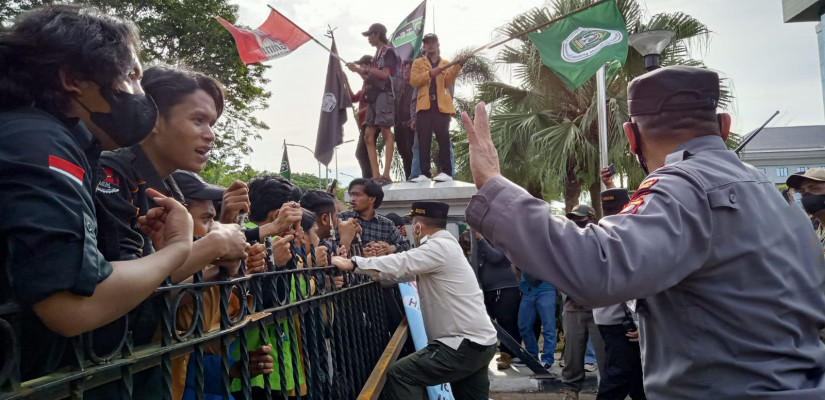Suasana demonstran di depan kantor Gubernur Kalimantan Timur.