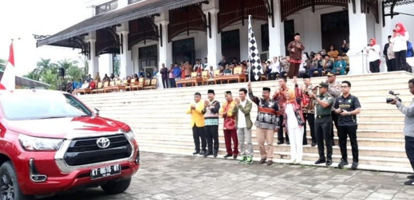 Bupati Kutai Kartanegara (Kukar) melepas Kirab Pemuda Nusantara di halaman Kedaton Kutai Kartanegara ing Martadipura, pada Kamis (27/10/2022).