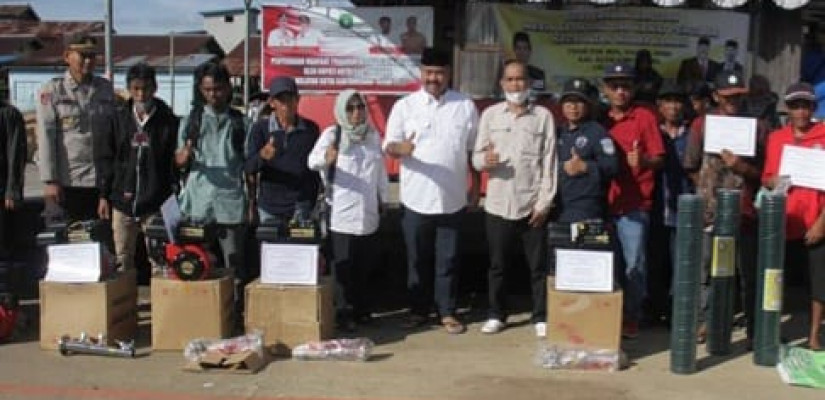 Edi Damansyah berikan bantuan alat tangkap ikan ramah lingkungan kepada Kelompok Usaha Bersama (KUB) Kecamatan Muara Kaman, beberapa waktu lalu.