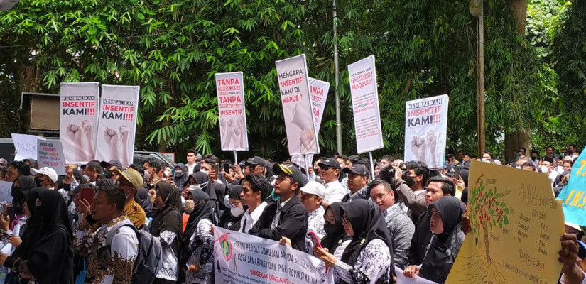Aksi demonstrasi guru di Balai Kota Samarinda tadi pagi.