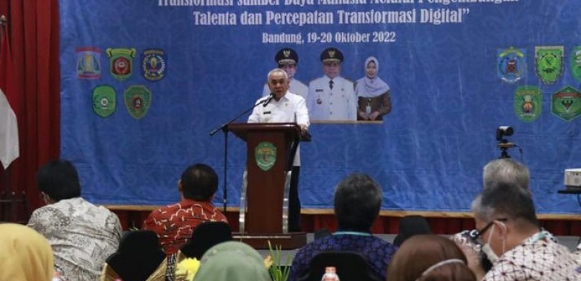 Isran Noor saat membuka Rapat Koordinasi Kepegawaian  se-Kalimantan Timur Tahun 2022 di Hotel Savoy Homann Bandung, Rabu (19/10/2022). (Sumber: Biro Adpim Kaltim)