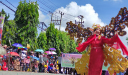 Dinkes Bontang Tampilkan Tari Enggang di Bontang City Carnaval