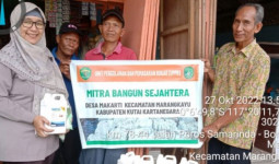 Disbun Kaltim Serahkan Bantuan 50 Liter Cairan Pembeku Lateks untuk UPPB di Kukar