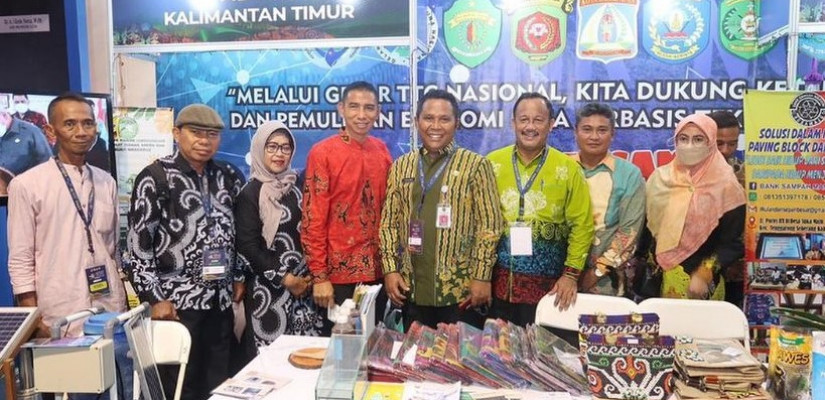 Kepala Dinas Pemberdayaan Masyarakat dan Pemerintahan Desa (DPMPD) Kaltim Anwar Sanusi (keempat kanan), mengunjungi salah satu stan pameran asal Kaltim. (Sumber: Biro Adpim Pemprov Kaltim)