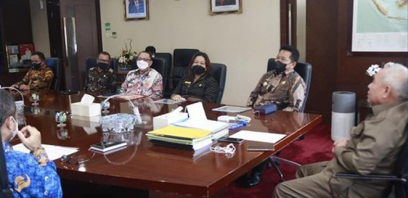 Pertemuan Gubernur Kaltim Isran Noor dan Bupati Mahulu Bonifasius Belawan Geh di Samarinda. Sumber: Biro Adpim Pemprov Kaltim