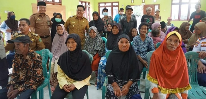 Usai mengunjungi Ponpes Al Farisya Hasyim, Wakil Bupati menyempatkan untuk menemui warga lansia di Desa Rapak Lambur, Kecamatan Tenggarong.
