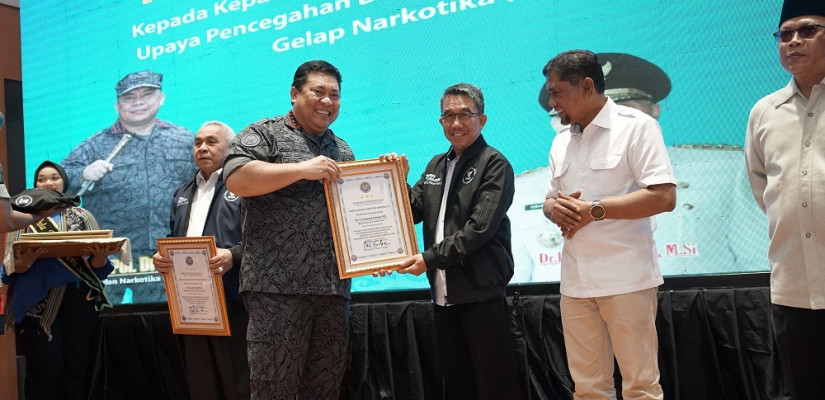Bupati Kutim Ardiansyah Sulaiman menerima piagam penghargaan P4GN dari Kepala BNN RI Komjen Pol. Dr Petrus R Golose.