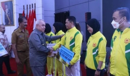 Gubernur Isran Serahkan Bonus Atlet dan Pelatih Berprestasi Kaltim, Medali Emas Dihargai Rp250 Juta