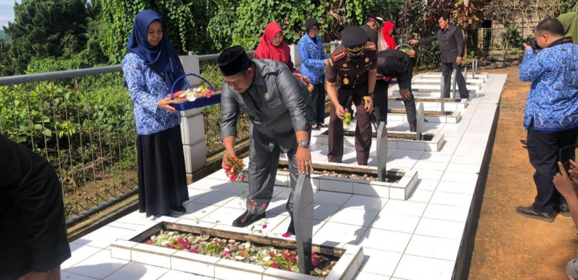 Abdul Rasid melaksanakan ziarah dan tabur bunga di Taman Makam Pahlawan (TMP) Bukit Biru, Tenggarong, pada Kamis (10/11/2022).