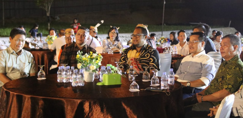 Wakil Bupati Kutim Kasmidi Bulang pada Rabu (2/11/2022) menggelar ramah tamah dengan Pengurus Persekutuan Dayak Kalimantan Timur ( PDKT) Provinsi Kalimantan Timur (Kaltim) dan PDKT Kutai Timur (Kutim) di kawasan Bukit Karya.