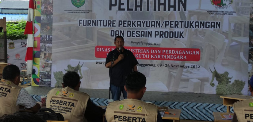 Abdul Rasid meresmikan pembukaan pelatihan furniture perkayuan atau pertukangan dan desain produk yang diinisiasi oleh Disperindag Kukar.