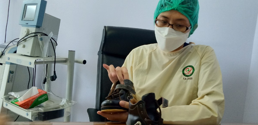 Kepala Instalasi Rehabilitasi Medik RSUD Bontang dr Rahmawaty Dian Sri Utami Sp.KFR saat menunjukan sepatu koreksi.