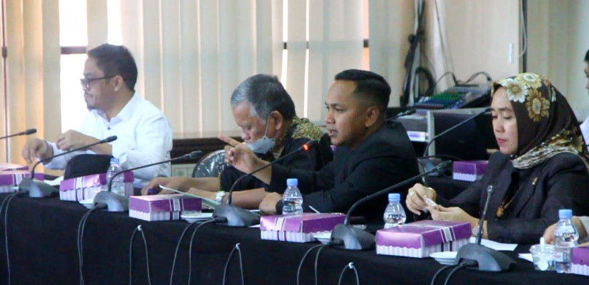 Wakil Ketua Pansus Invesitasi Tambang, M Udin (kedua dari kanan).