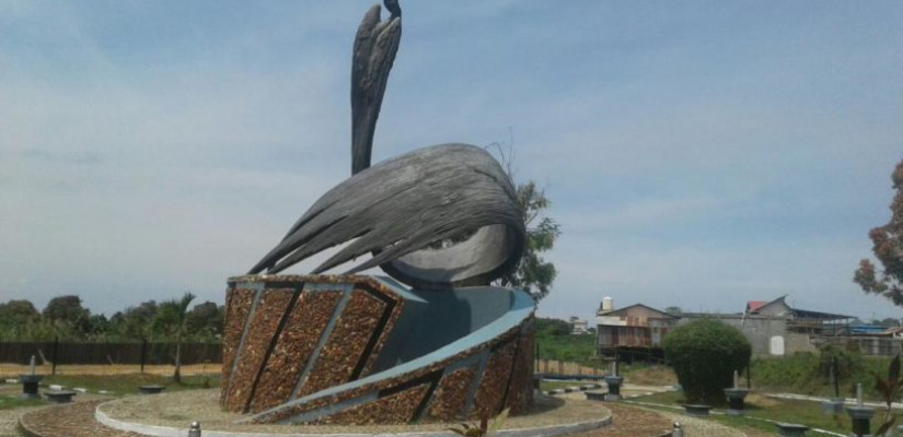 Patung Burung Enggang Sebagai Tugu Selamat Datang di Kota Sangatta Kutai Timur.