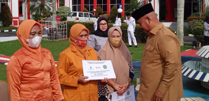 Pemerintah Kabupaten (Pemkab) Kutai Kartanegara (Kukar) langsung menyerahkan bantuan tali asih secara simbolis kepada lima orang janda veteran di halaman Kantor Bupati Kukar, pada Kamis (10/11/2022).