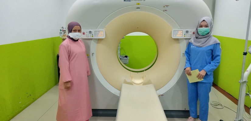 Kepala Instalasi Radiologi RSUD Taman Husada Bontang dr Agustiana (kiri) saat menunjukan unit CT Scan.