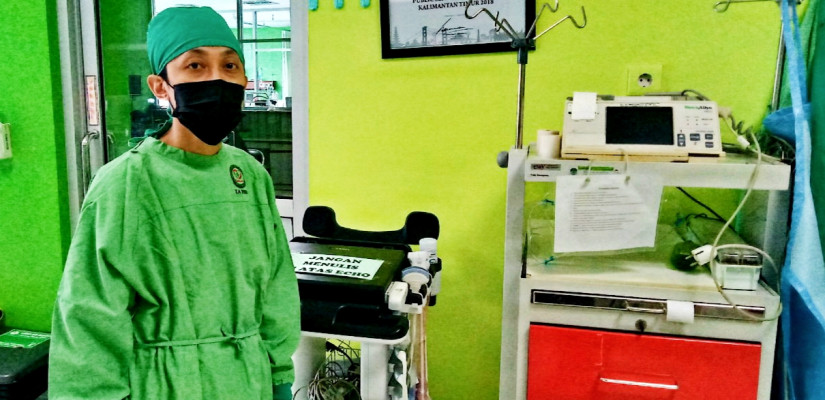 Kepala Intensive RSUD Taman Husada Bontang Arditiya Maulana saat menunjukan alat medis di ruang ICU.