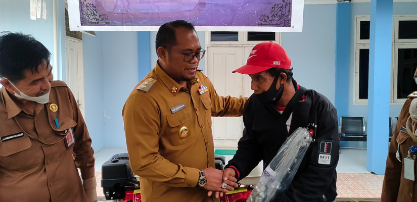 Bantuan diserahkan langsung oleh Wakil Bupati Kutim Kasmidi Bulang kepada sejumlah kelompok nelayan tradisional yang ada di Kabupaten Kutai Timur.
