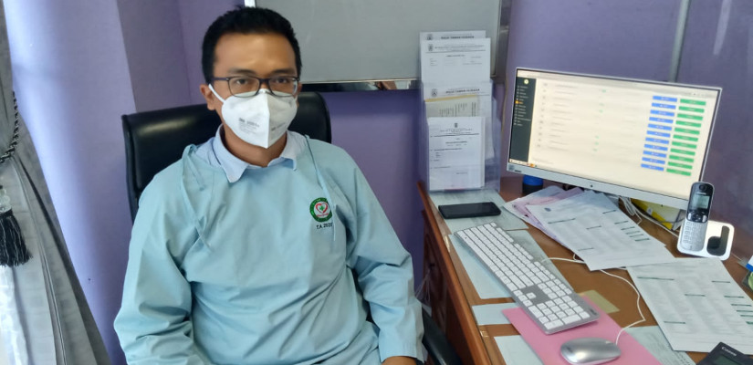Dokter Spesialis Penyakit Dalam RSUD Taman Husada Bontang Dr. Dendy Hendriansyah, Sp.PD saat ditemui di ruang kerja.