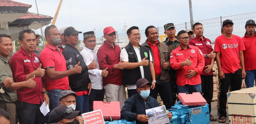 Bantuan diserahkan langsung secara simbolis oleh Wakil Bupati (Wabup) Kukar, Rendi Solihin di Kecamatan Muara Jawa, pada Minggu (13/11/2022).