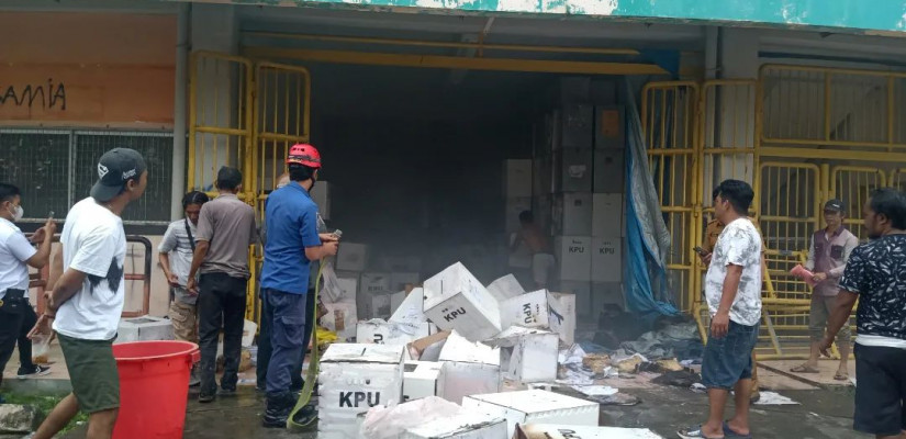Kebakaran di gudang berisi logistik kotak suara KPU. Sumber: Disdamkar Samarinda.