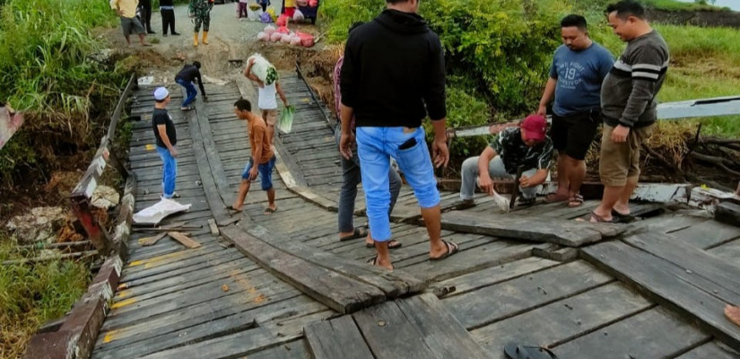 Jembatan Penghubung menuju pusat Kecamatan Muara Muntai rusakan parah.
