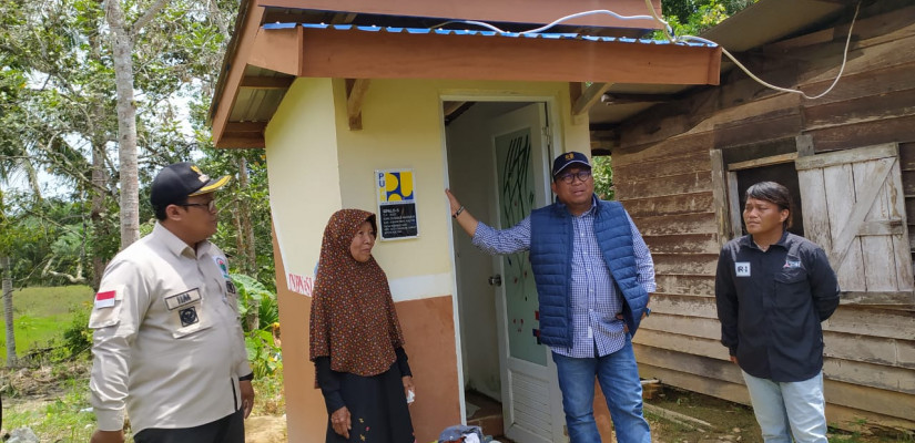 Anggota DPR RI, Irwan saat bertemu dengan salah satu penerima program Sandes di Desa Sumbersari.