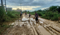 Rp2 Miliar Digelontorkan Untuk Penanganan Jalan Rusak Penghubung Desa Teratak - Benua Puhun