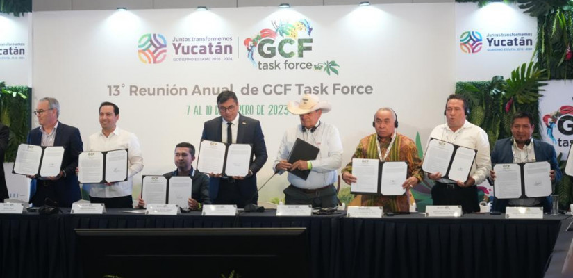 Gubernur Kaltim, Isran Noor bersama 39 gubernur maupun perwakilan delegasi GCF Task Force saat melakukan penandatanganan kesepakatan. Sumber: Adpim Pemprov Kaltim