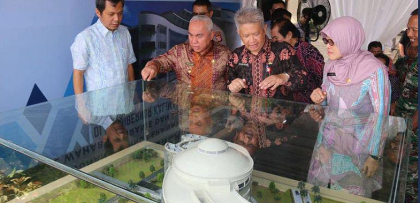Gubernur Isran Noor saat meninjau maket desain gedung perawatan Pandurata RSUD AWS Samarinda. (Sumber: Istimewa)